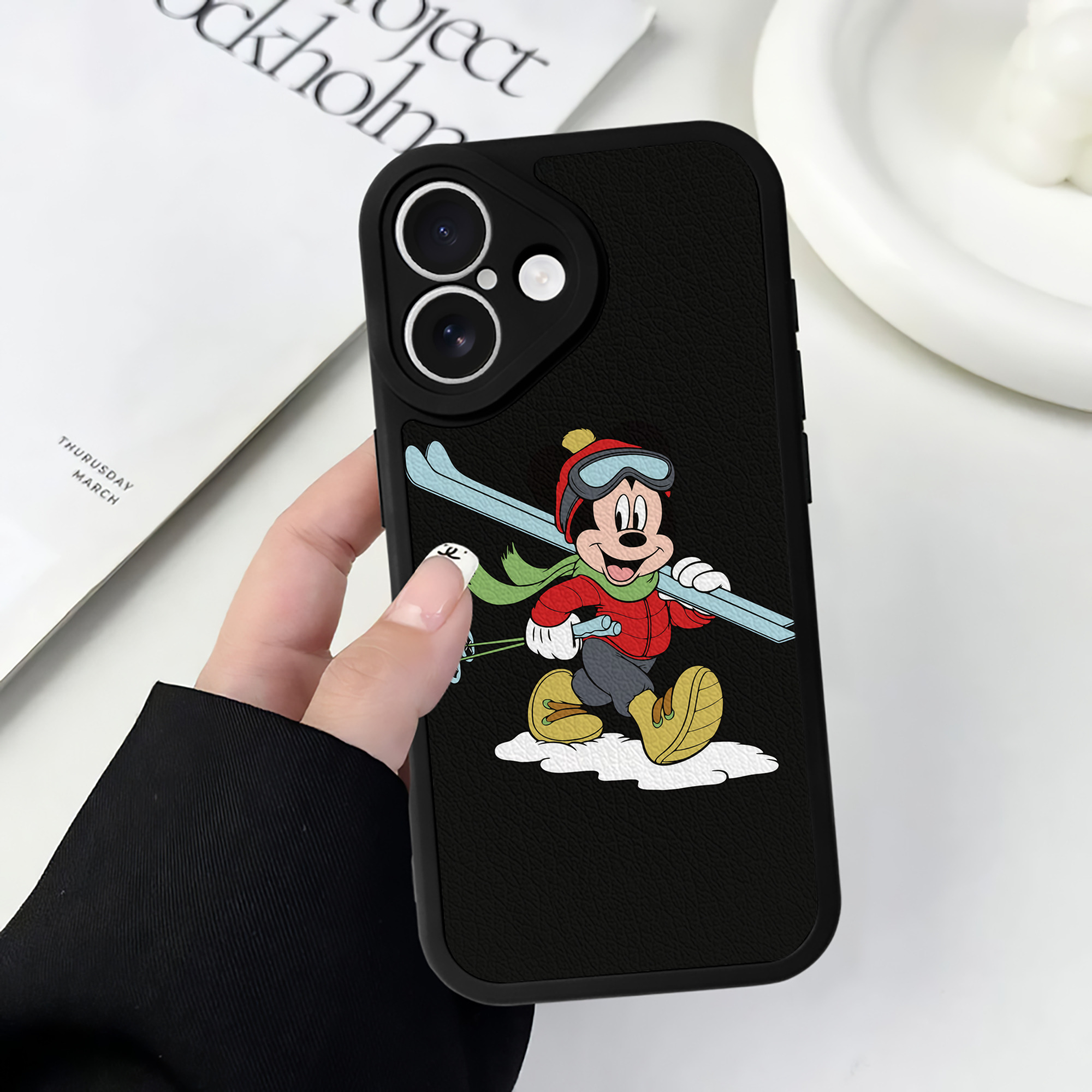 （画像用） ミッキーマウス Mickey Mouse 【iPhone 16シリーズ対応】シリコンスマホケース（レザー調） 材質：シリコン